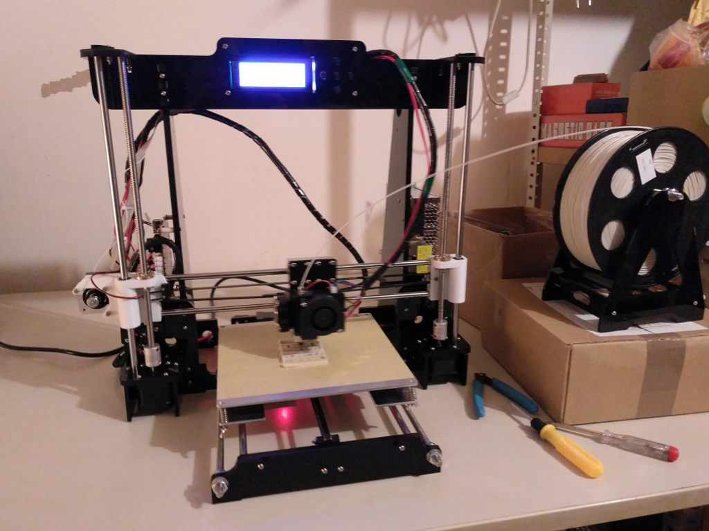 Der neue Anet A8 3D-Drucker beim ersten Testdruck.