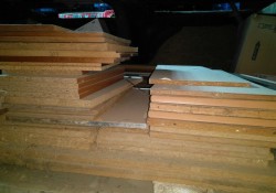 Auch alte Spanplattenmöbel zerlege ich und sammle die Platten, besonders wenns sich um größere Platten von Schränken handelt. Oder bei sehr alten Möbeln auch kürzere, wenn die noch aus Sperrholz sind. Sowas gibts heutzutage nicht mehr im Möbelbau aber ist, wenn mans neu kauft entsprechend teuer.